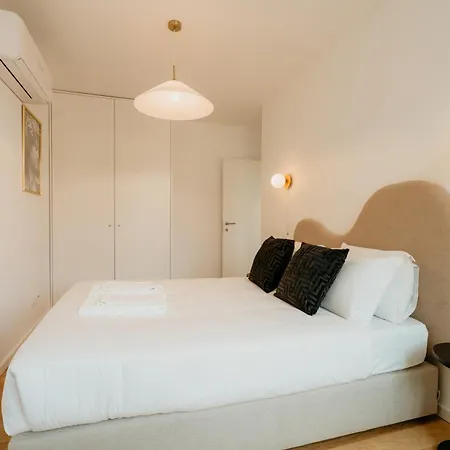 Daire Mary Pink - No 2b - Charming Two-bedroom *